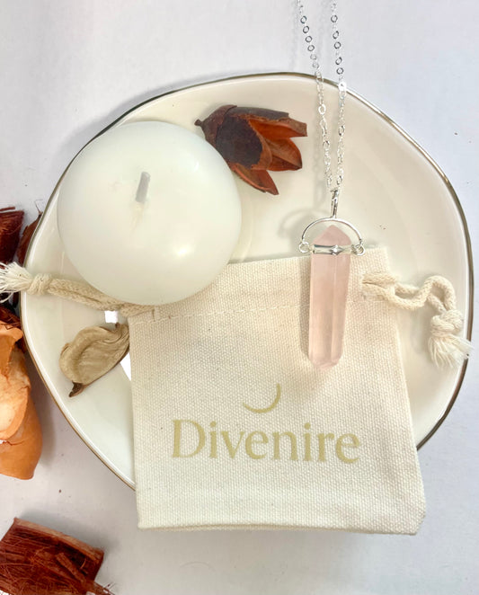 Colgante de Cuarzo Rosa con Cadena de Plata de Ley 925 – Amuleto de Amor Propio | Divenire