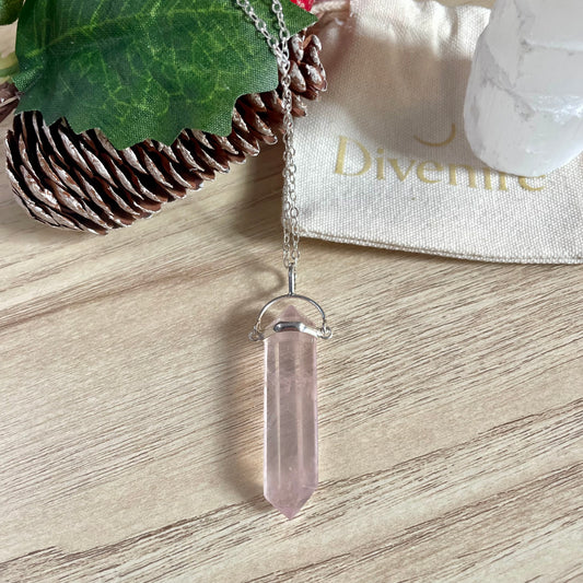 Colgante de Cuarzo Rosa con Cadena de Plata de Ley 925 – Amuleto de Amor Propio | Divenire